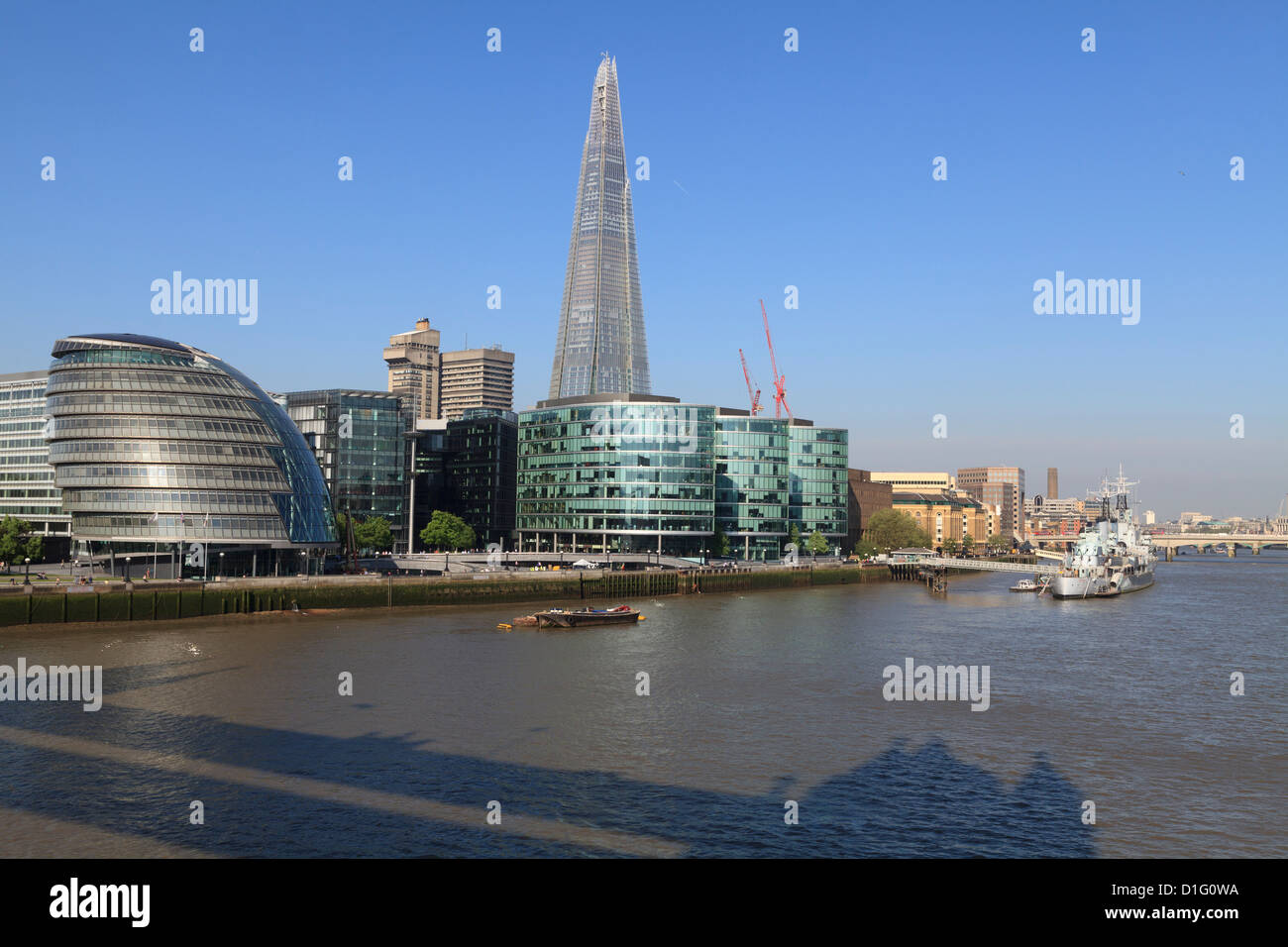 Banca del sud con il Municipio, Shard London Bridge e più edifici di Londra, London, England, Regno Unito, Europa Foto Stock