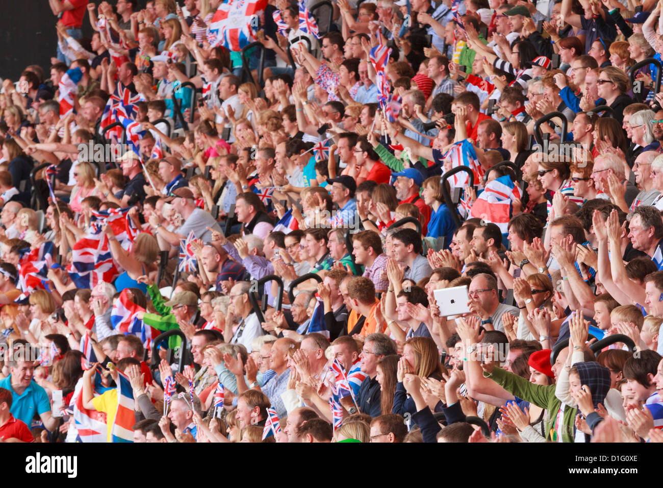 Grande folla di spettatori britannico con unione flag in un'arena sportiva, London, England, Regno Unito, Europa Foto Stock