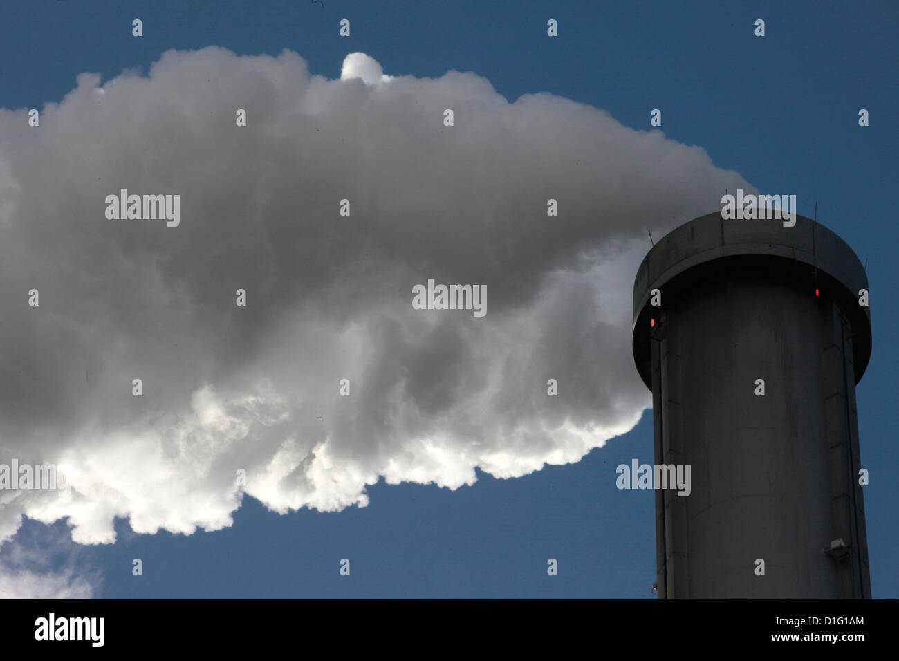 Il fumo della fabbrica, Ivry-sur-Seine, Ile-de-France, Francia, Europa Foto Stock
