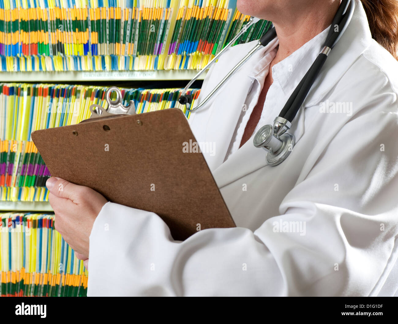 Donna medico con appunti di Windows nel record medici stanza Foto Stock