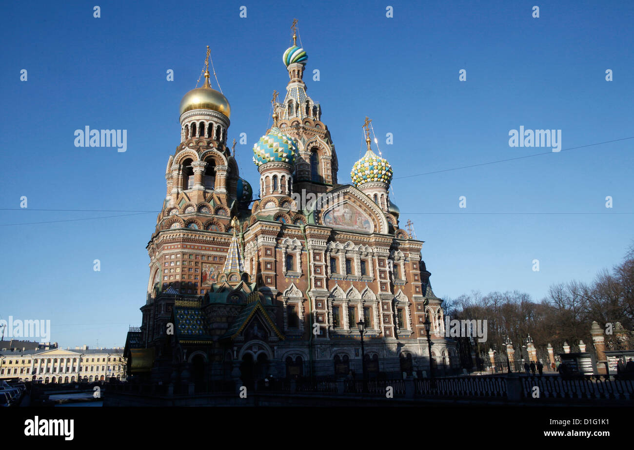 Vista esterna accanto al canale Griboedov della Chiesa del Salvatore sul Sangue versato a San Pietroburgo, Russia Foto Stock