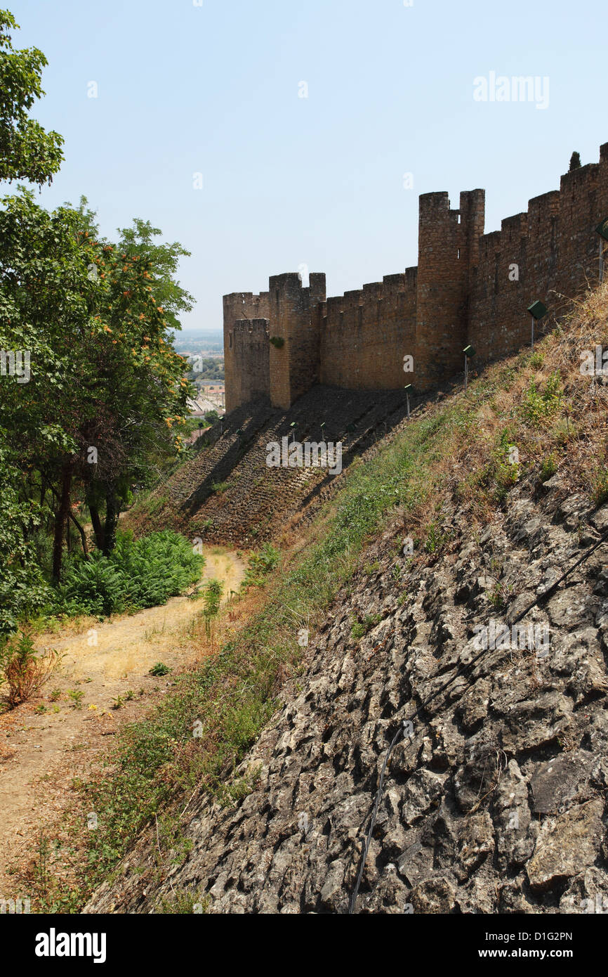 Il castello fortificato di mura intorno al Convento di Cristo (Convento de Cristo), Tomar, Ribatejo, Portogallo, Europa Foto Stock