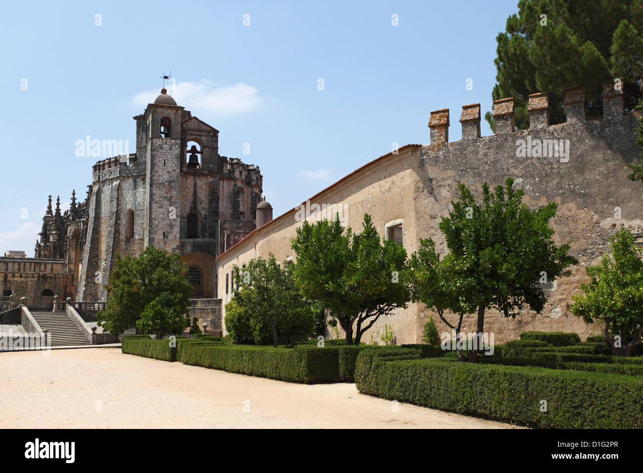 I giardini e la parte esterna del Convento di Cristo (Convento de Cristo), Tomar, Ribatejo, Portogallo, Europa Foto Stock