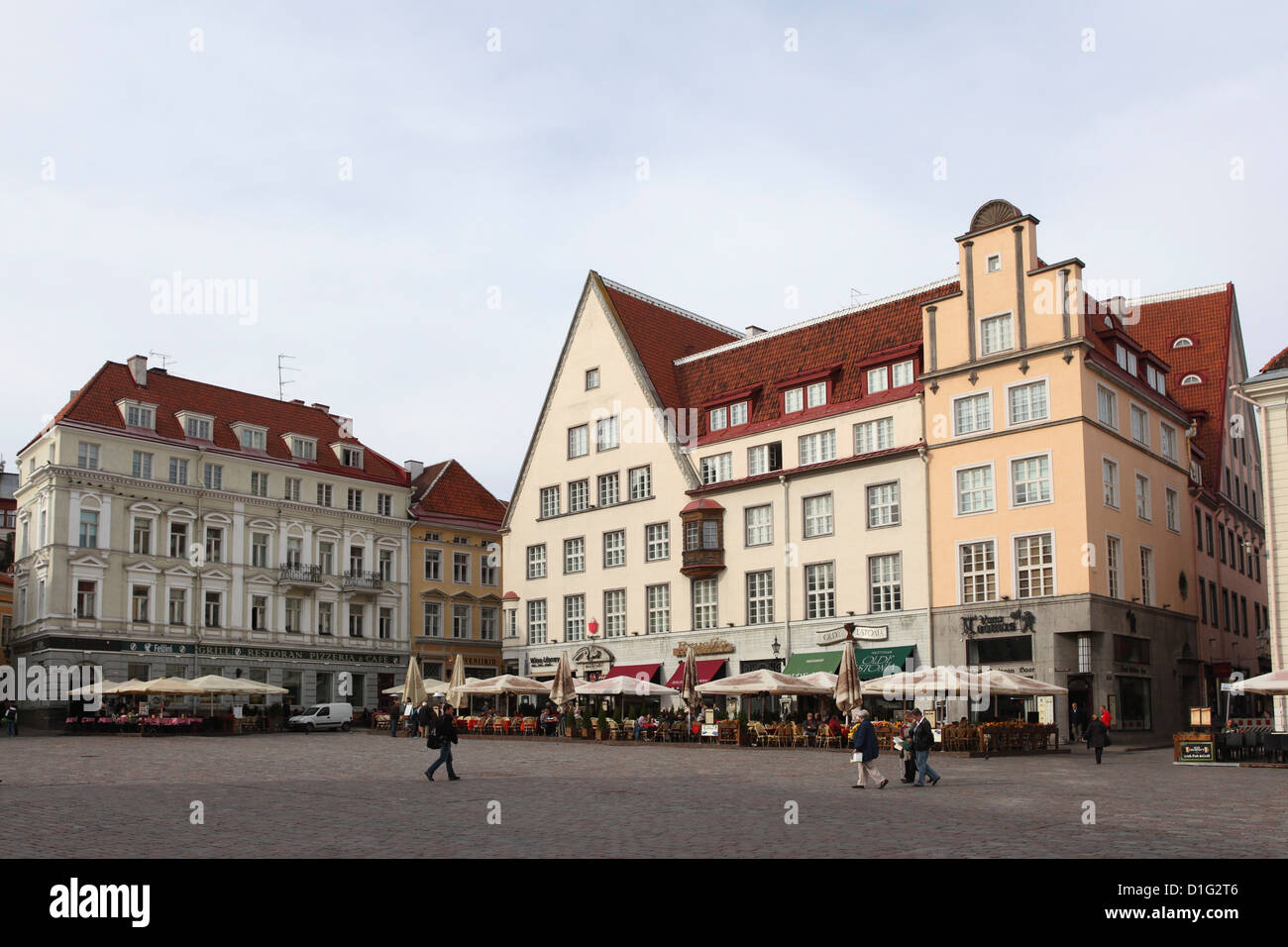 Edifici sulla piazza del Municipio (Raekoja plats), il Sito Patrimonio Mondiale dell'UNESCO, Tallinn, Estonia, Europa Foto Stock