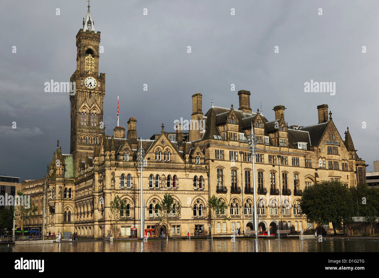 Bradford City Hall, un veneziano facciata gotica, su un giorno nuvoloso, Bradford, West Yorkshire, nello Yorkshire, Inghilterra, Regno Unito Foto Stock