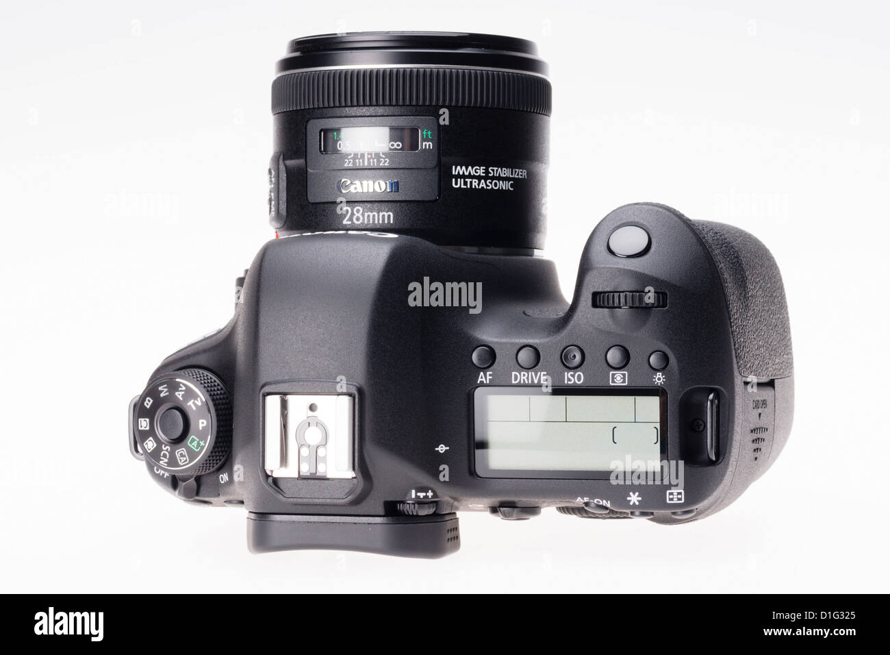 Attrezzature fotografiche - Canon EOS 6D reflex digitale full-frame, prezzo di bilancio. Corpo con lente montata. Foto Stock