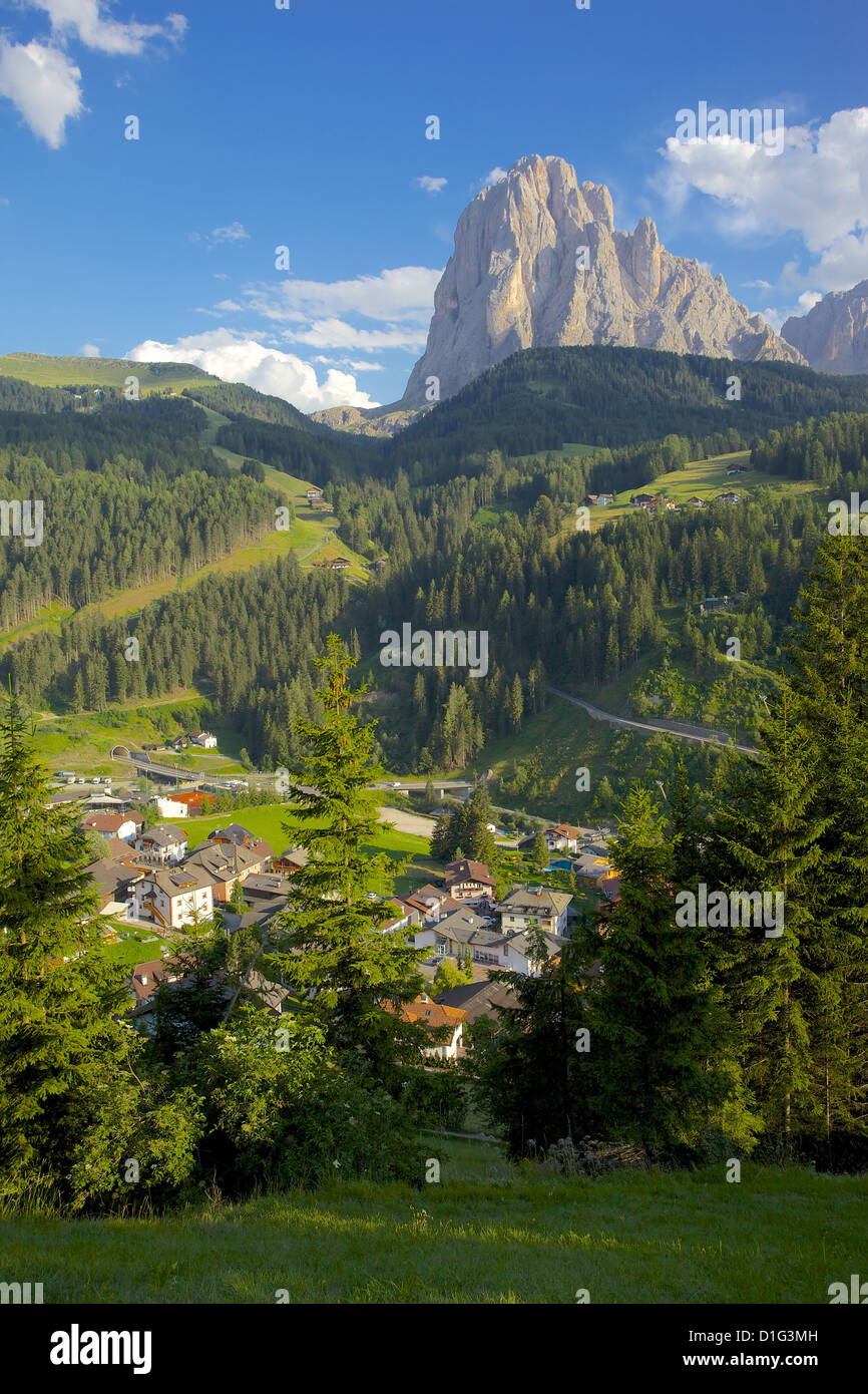 Santa Cristina dominato dal Sassolungo montagna, Val Gardena, Provincia Autonoma di Bolzano Alto Adige, Dolomiti italiane, Italia Foto Stock