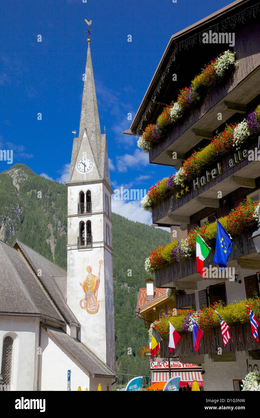 La chiesa e l'albergo, Alleghe, Provincia di Belluno, Dolomiti italiane, Italia, Europa Foto Stock