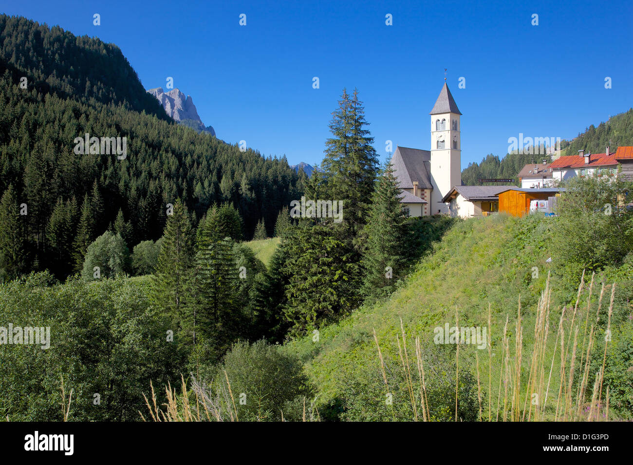 La Chiesa, in Val di Fassa, in provincia di Trento, Trentino Alto Adige, Dolomiti italiane, Italia, Europa Foto Stock