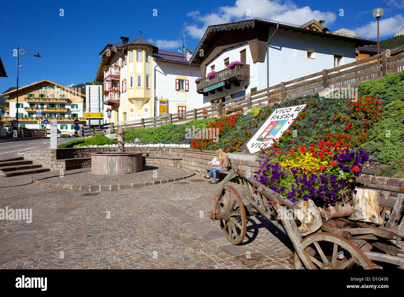 Dalla piazza della città di Vigo di Fassa, la Val di Fassa, in provincia di Trento, Trentino Alto Adige, Dolomiti italiane, Italia, Europa Foto Stock