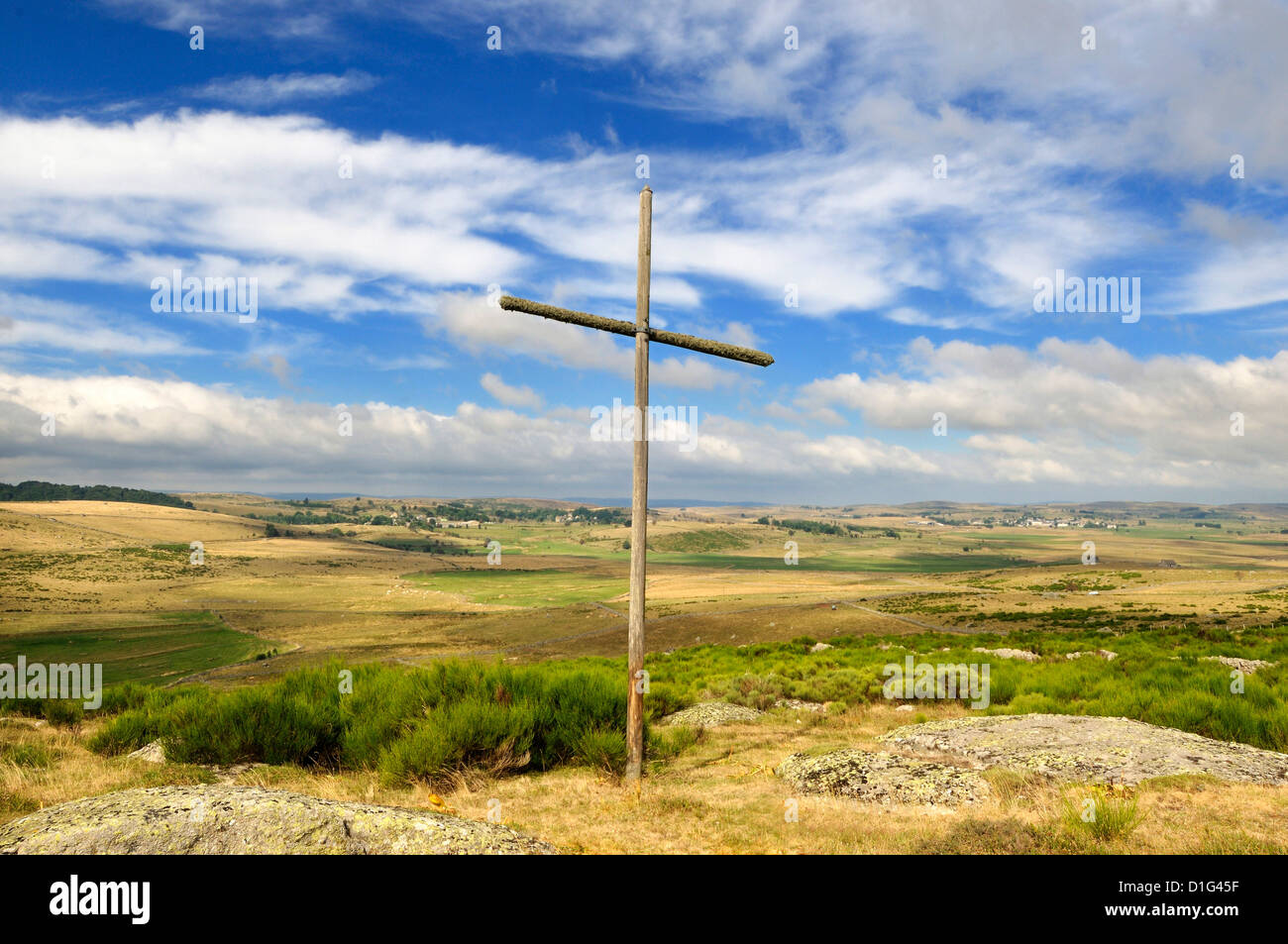 Croce nr villaggio di Prinsuéjols, Lozère, Aubrac, Francia sul cammino di san Giacomo - Itinerario di pellegrinaggio a Santiago de Compostela Foto Stock