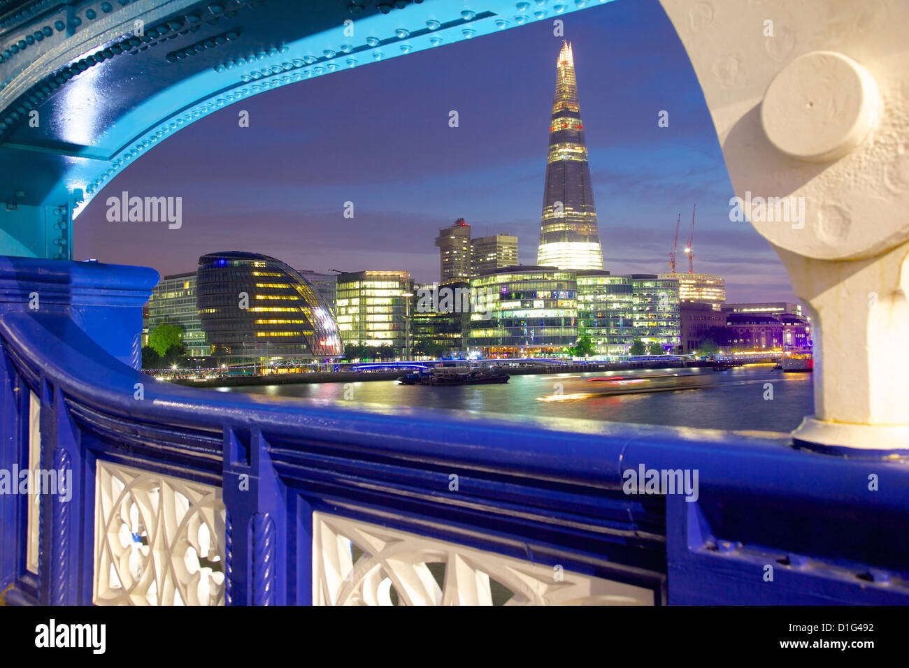 Il frammento da Tower Bridge al tramonto, London, England, Regno Unito, Europa Foto Stock