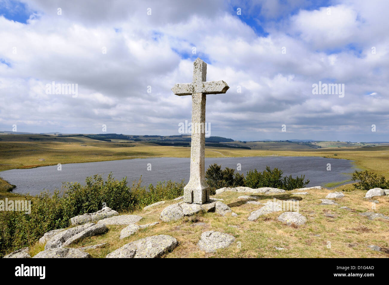 Croce di st andeol lago sul cammino di san Giacomo in Lozère, Aubrac, Francia, Europa - Percorso del pellegrinaggio a Santiago de Compostela Foto Stock