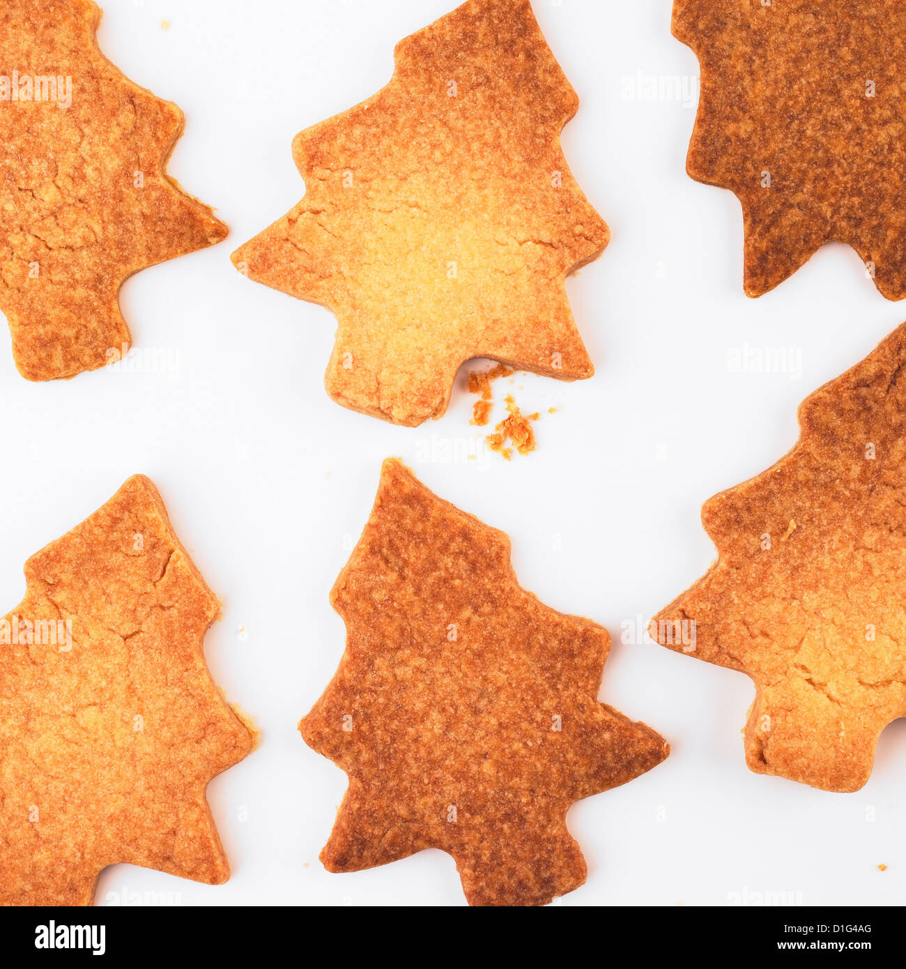 Albero di Natale a forma di biscotti frollini su sfondo bianco Foto Stock