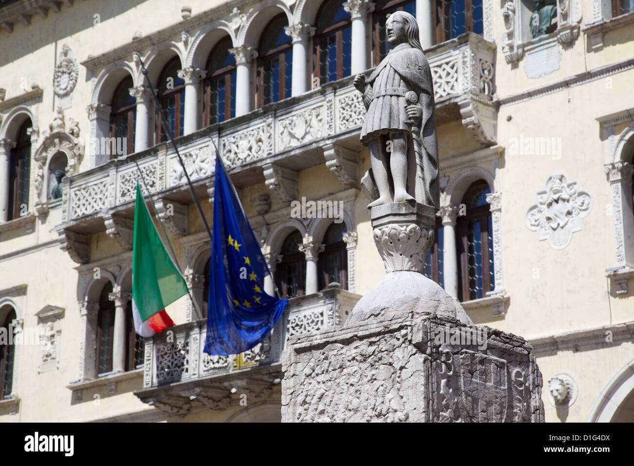 Statua e Post Edificio, Piazza dei Duomo, Belluno, provincia di Belluno, Veneto, Italia, Europa Foto Stock