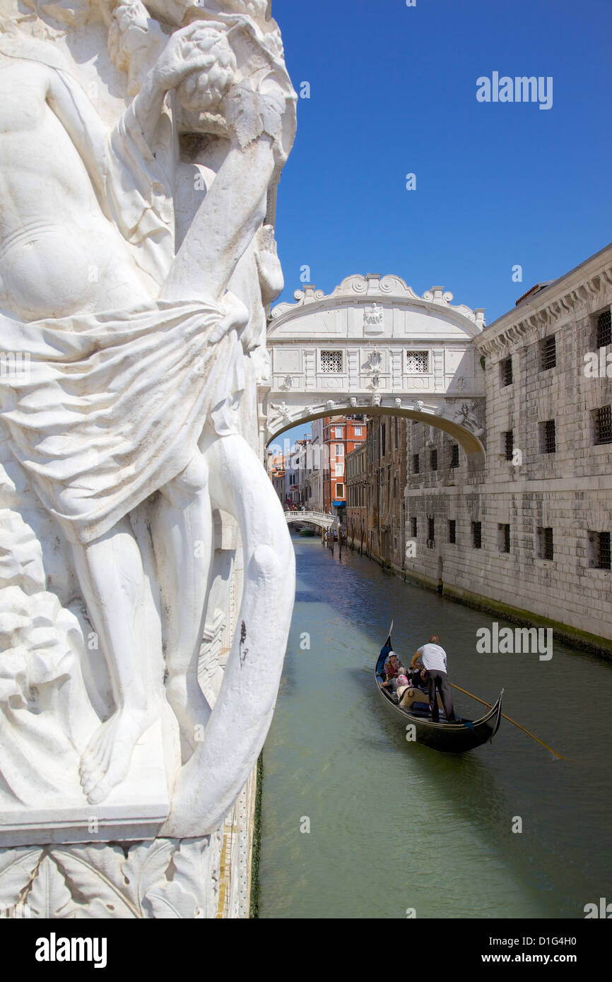 Palazzo Ducale, il Ponte dei Sospiri e gondole, Piazza San Marco, Venezia, Sito Patrimonio Mondiale dell'UNESCO, Veneto, Italia, Europa Foto Stock