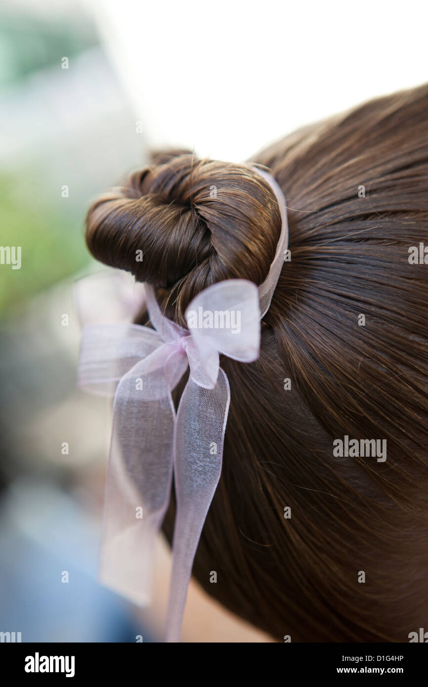 Bambina legati i capelli ordinatamente con un nastro rosa Foto stock - Alamy