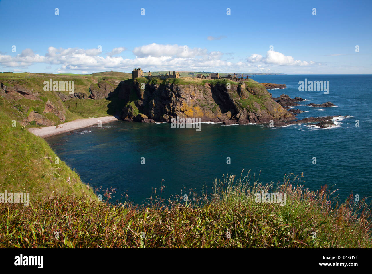 Castello di Dunnottar attraverso Old Hall baia vicino a Stonehaven, Aberdeenshire, Scotland, Regno Unito, Europa Foto Stock