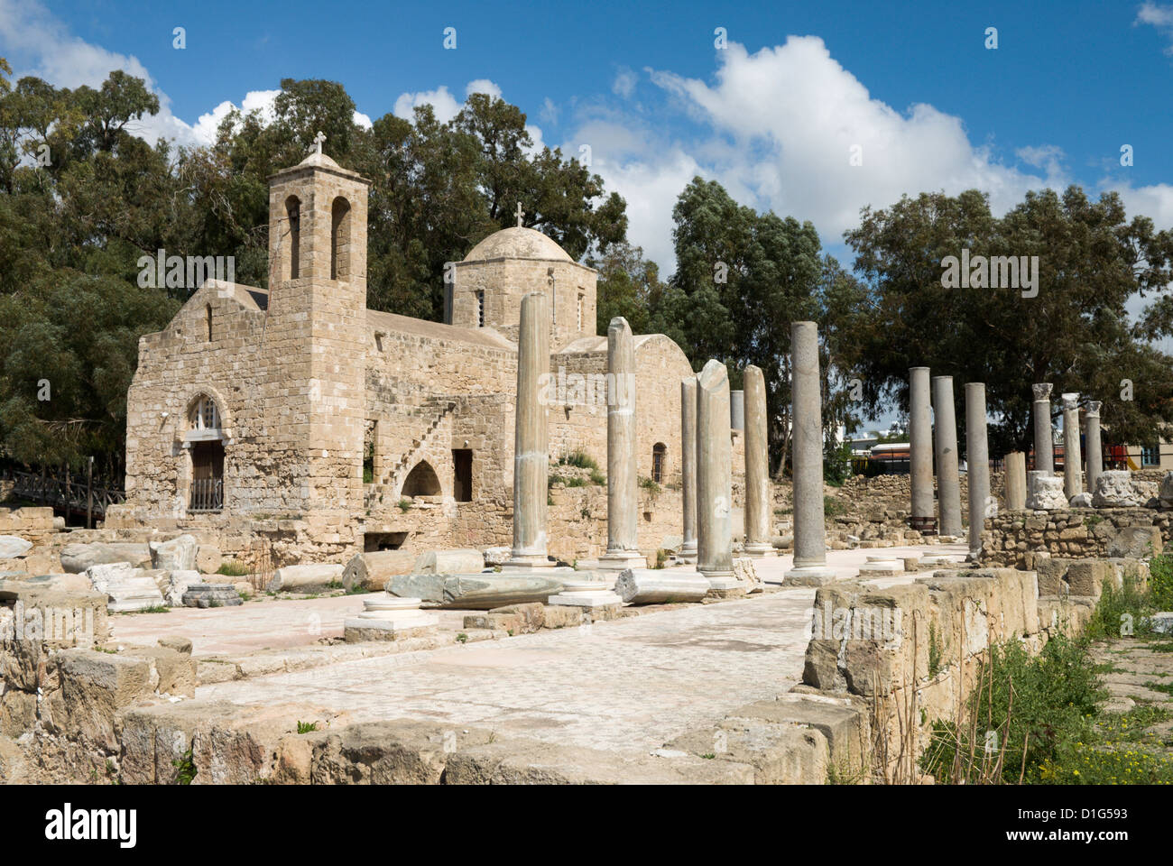 Agia Kyriaki (colonne della Basilica paleocristiana) e la chiesa di Panagia Chrysopolitissa, Paphos, Cipro, Europa Foto Stock