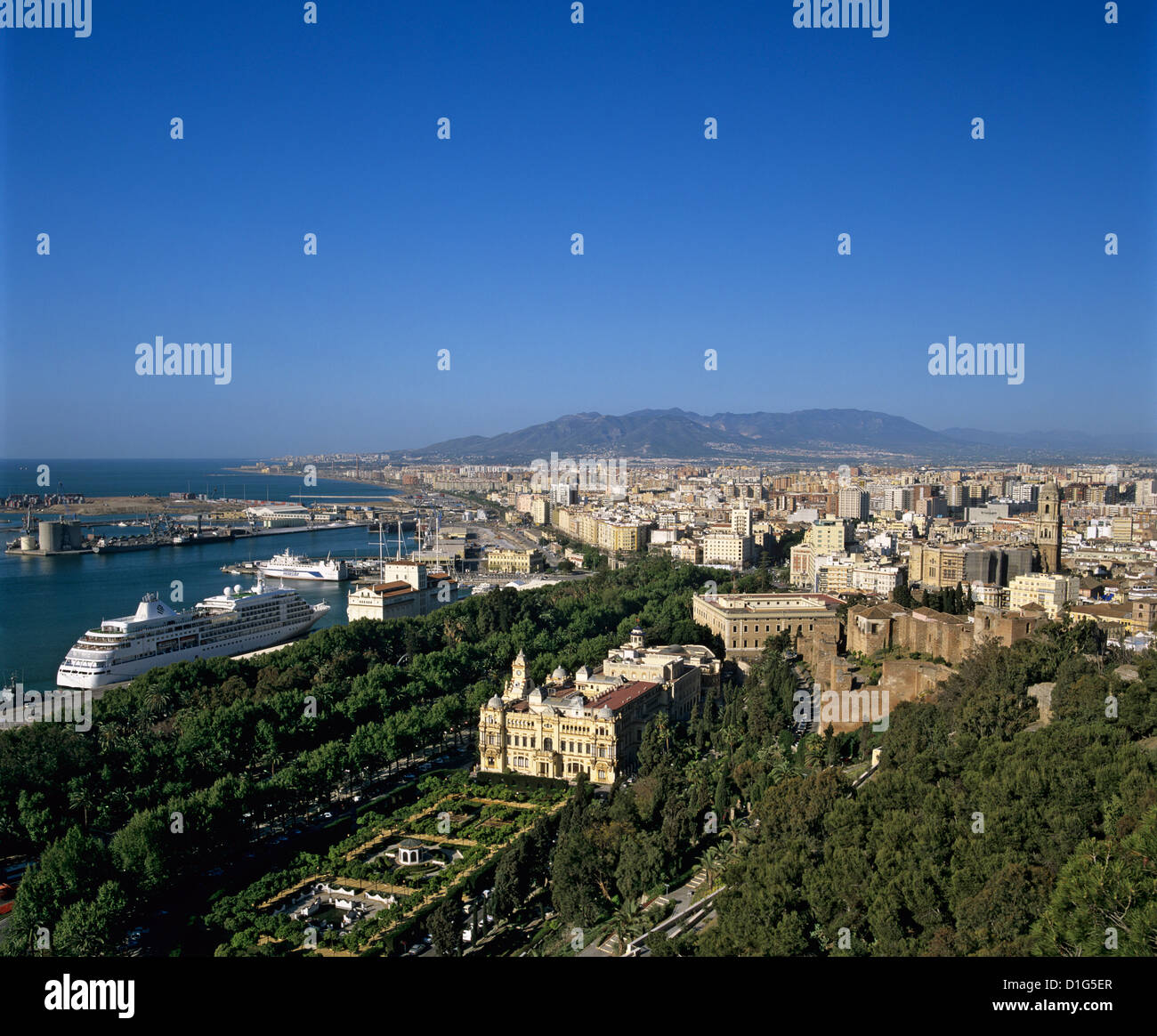 Vista su Ayuntamiento e città da Castillo de Gibralfaro, Malaga, Andalusia, Mediterraneo, Europa Foto Stock