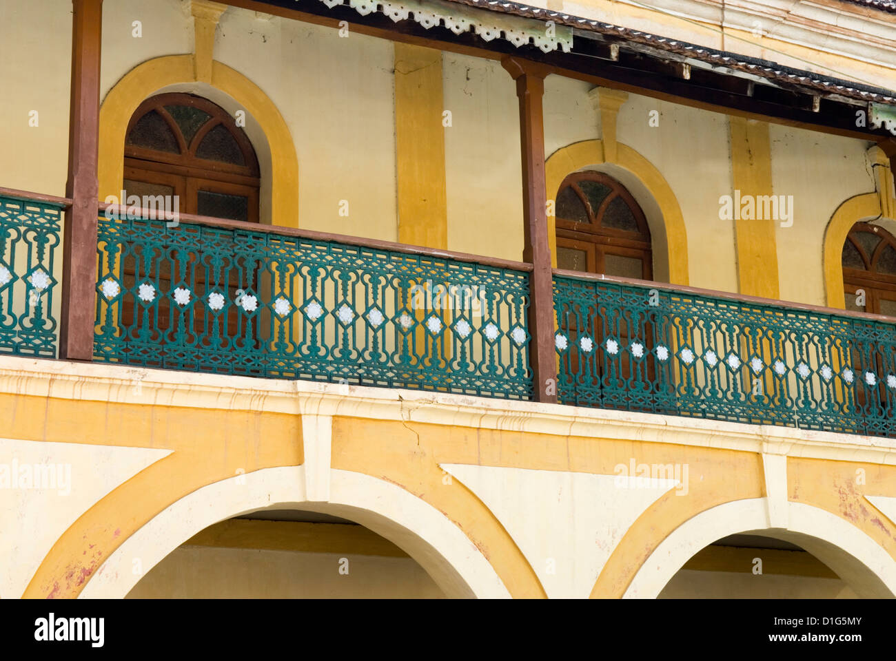 Portoghese balcone era nel vecchio quartiere, Fontainhas, Panjim, Goa, India, Asia Foto Stock
