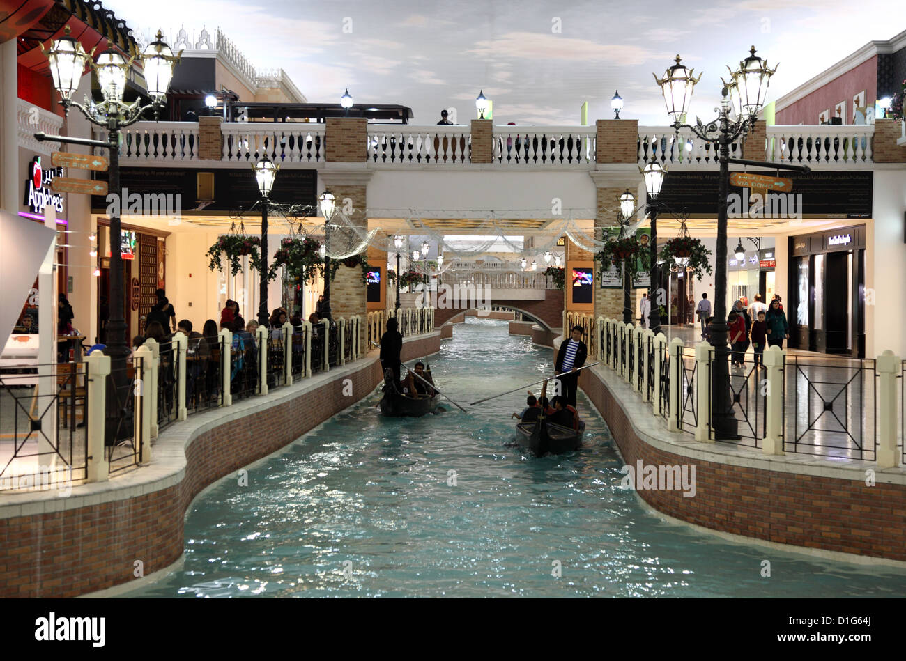 Canal e Gondola all'interno del Villaggio Centro Commerciale Mall a Doha, in Qatar Foto Stock