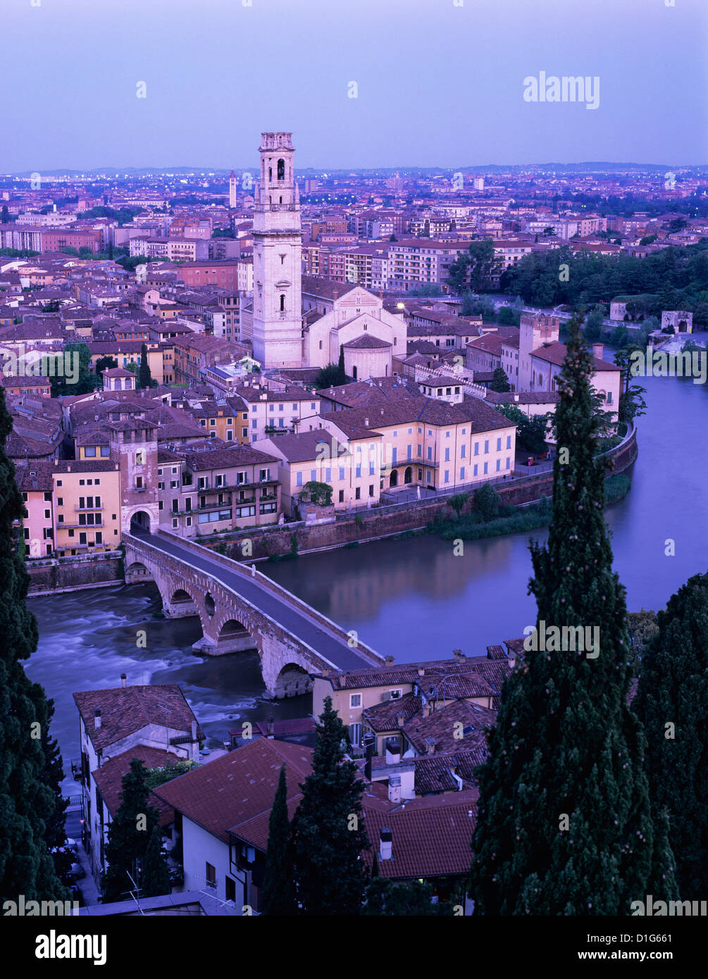 Vista sulla città con Ponte Pietra e del fiume Adige all'alba, Verona, Sito Patrimonio Mondiale dell'UNESCO, Veneto, Italia, Europa Foto Stock