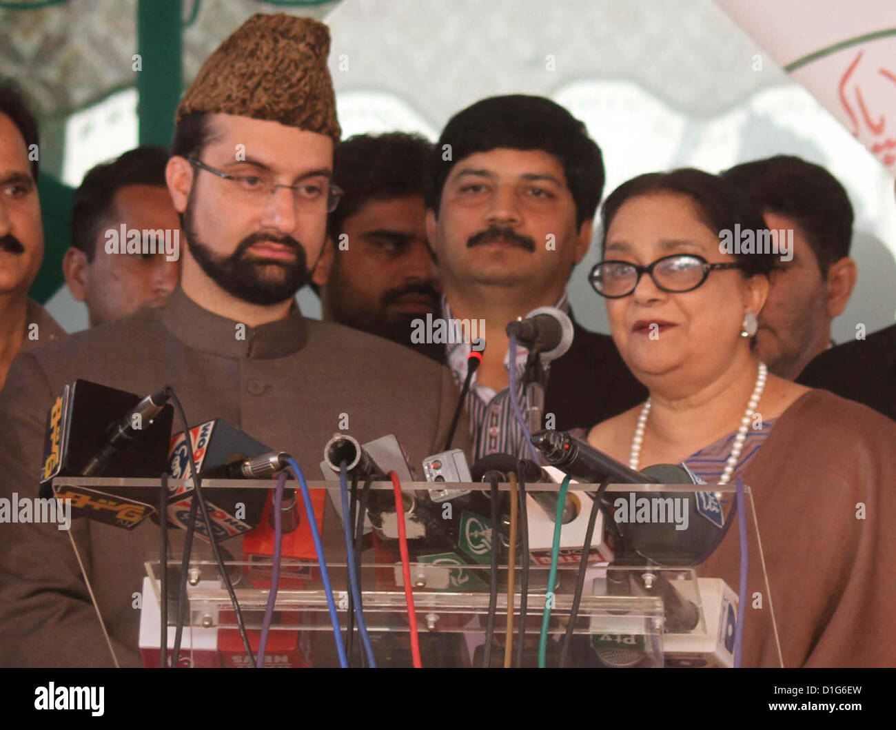 Tutte le parti Huriyat Presidente della Conferenza, Meer Waiz Umar Farooq indirizzi alla media delle persone nel corso di una conferenza stampa durante la sua visita a Muttehda Qaumi Segretariato movimento nove Azizabad Zero a Karachi il giovedì, 20 dicembre 2012. Foto Stock