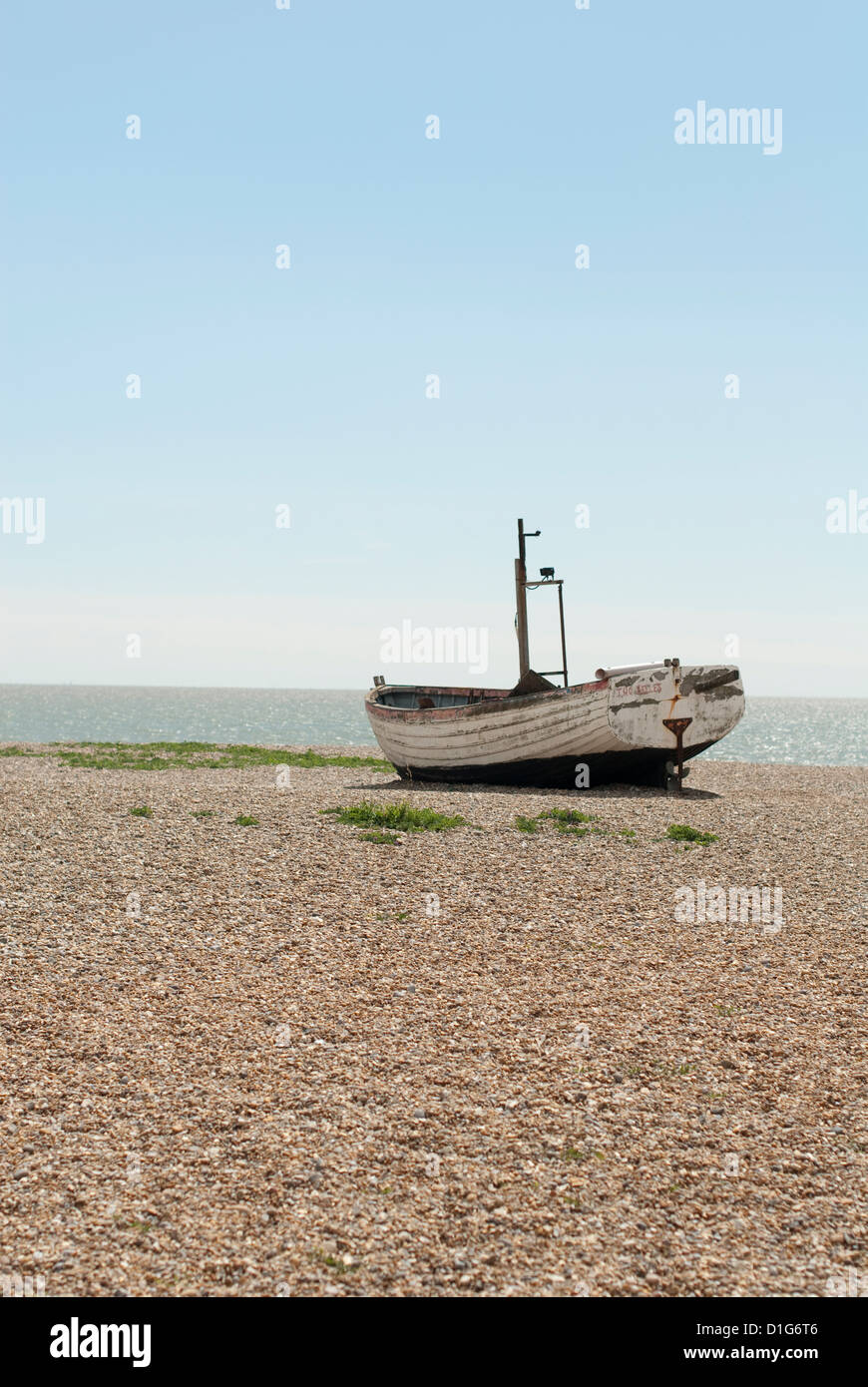 Una sola barca da pesca in riva al mare a Aldeburgh, Suffolk, East Anglia Foto Stock