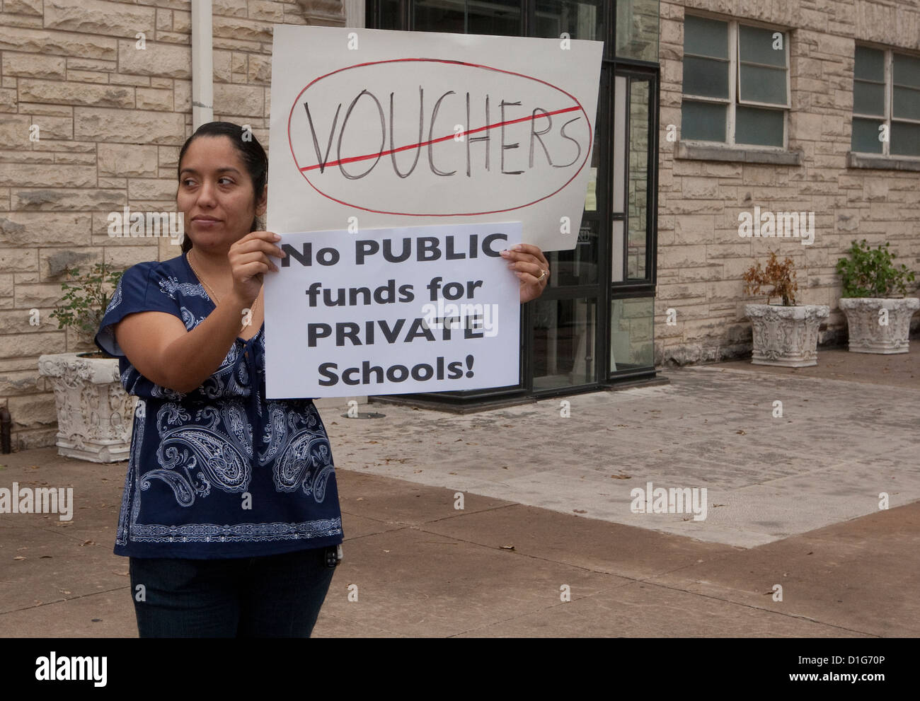 Femmina ispanica contiene fino sign in Texas protestando l uso di pubblico al denaro dei contribuenti per finanziare le scuole private tra cui uso di buoni Foto Stock