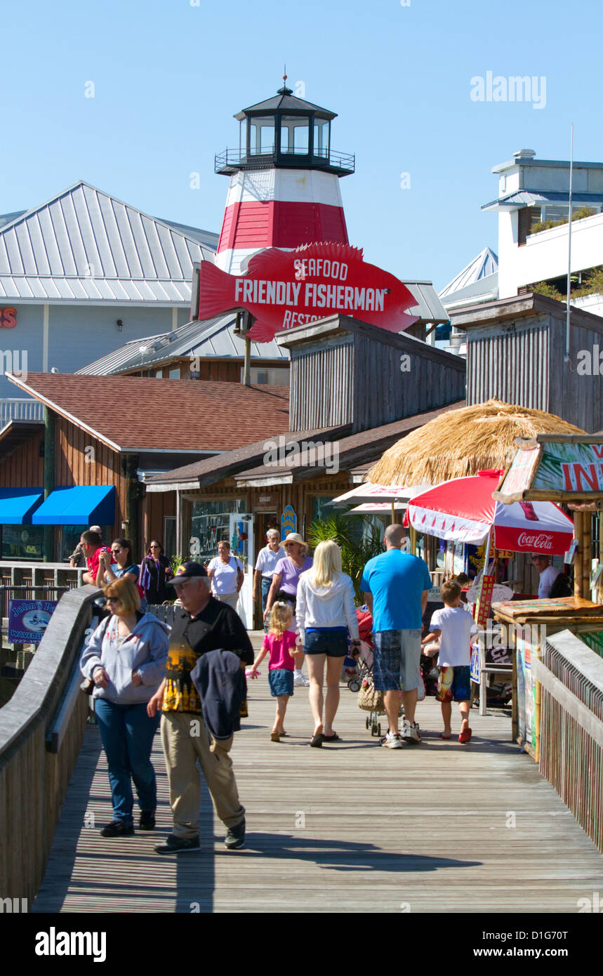 Negozi di vendita al dettaglio presso Johns Pass villaggio situato sul lungomare a Madeira Beach, Florida, Stati Uniti d'America. Foto Stock