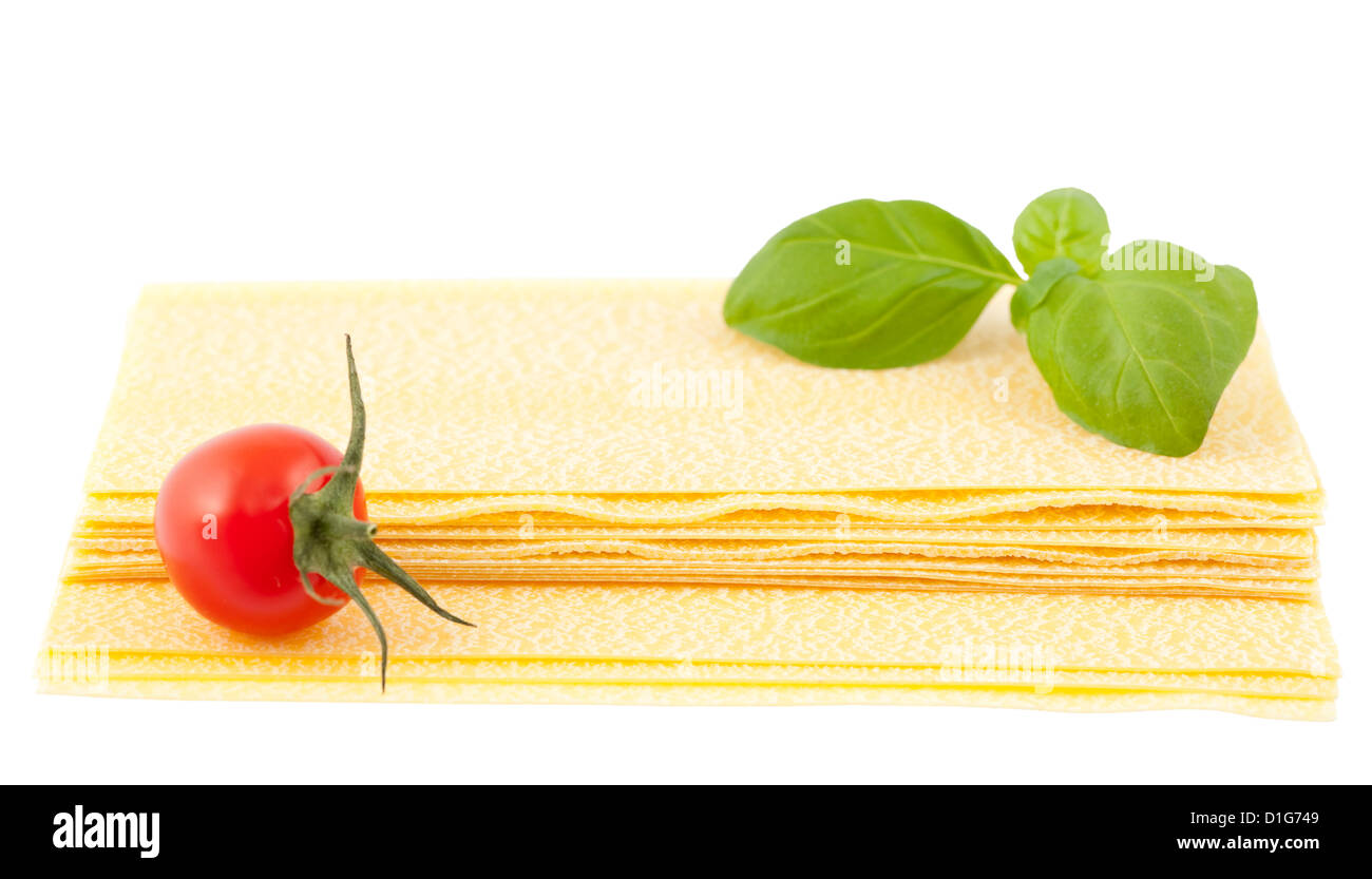 Fogli di lasagna pronta per la cottura con il pomodoro su sfondo bianco Foto Stock