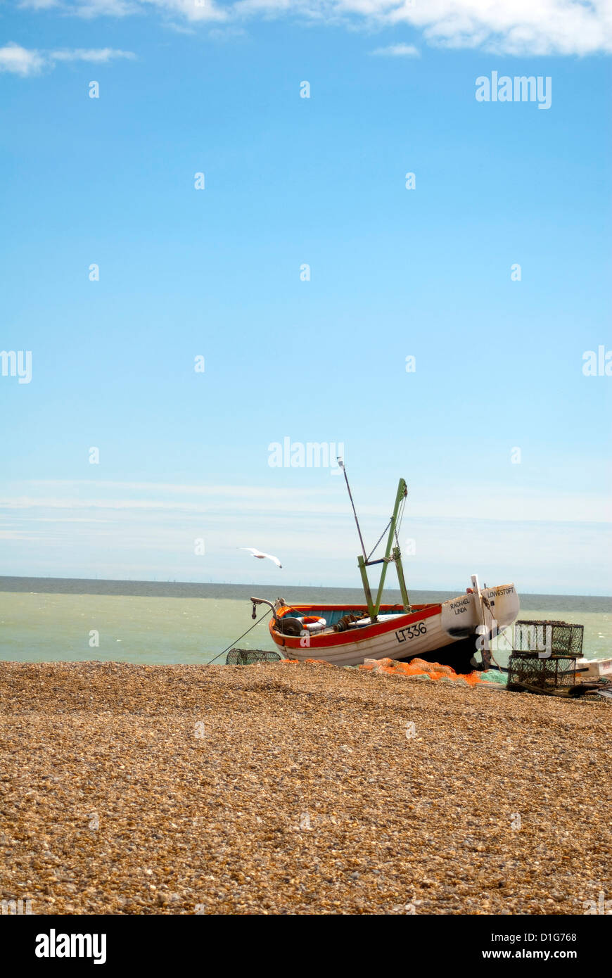 Una barca da pesca sulla spiaggia di ciottoli a Aldeburgh, Suffolk, East Anglia Foto Stock