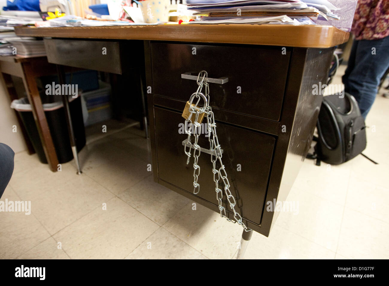 Serratura e catena su insegnante del desk al religioso privato scuola cattolica in Texas Foto Stock