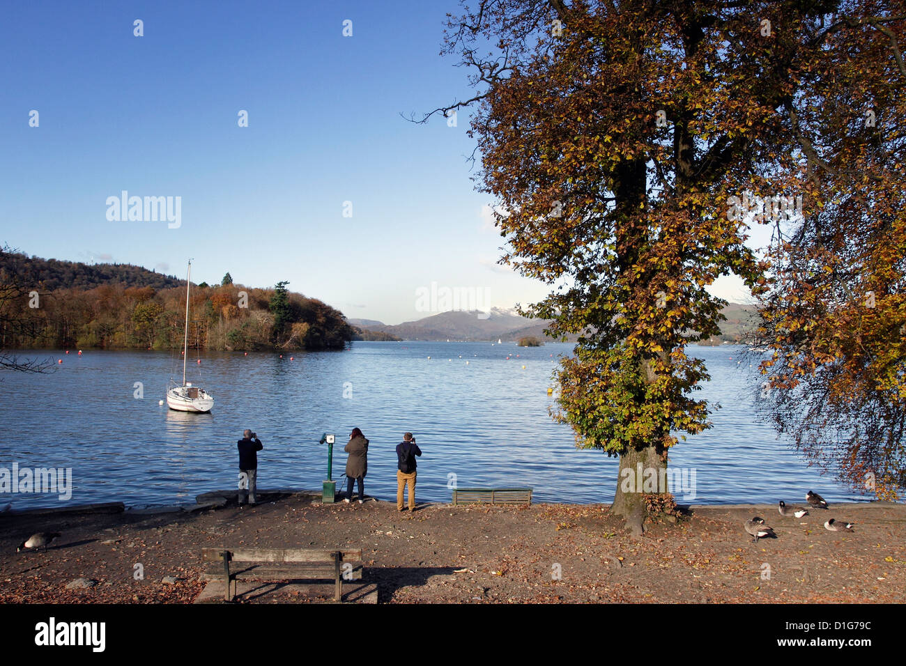 I turisti fotografare il lago Windermere nel Lake District National Park, Cumbria, Inghilterra. Foto Stock