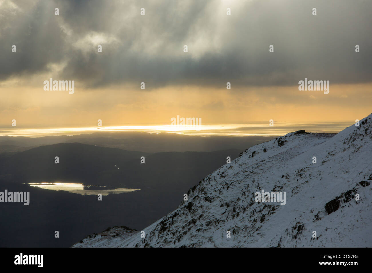 Guardando attraverso a Morecambe Bay dal Fairfield in condizioni tempestose, Lake District, UK. Foto Stock