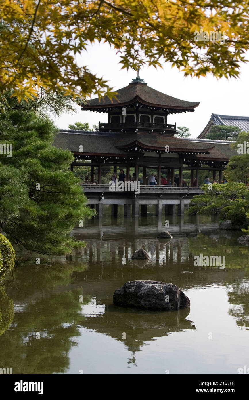 Ponte Taihei-Kaku in Heian Jingu, (detto di essere il ponte originale nella storia di memorie di una geisha) Kyoto, Giappone. Foto Stock