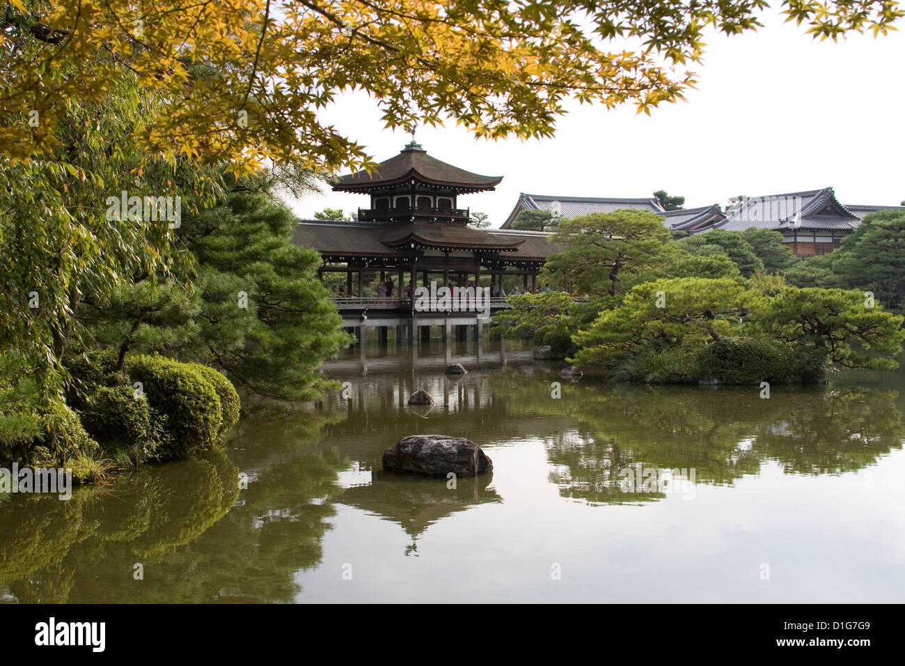 Ponte Taihei-Kaku in Heian Jingu, (detto di essere il ponte originale nella storia di memorie di una geisha) Kyoto, Giappone. Foto Stock