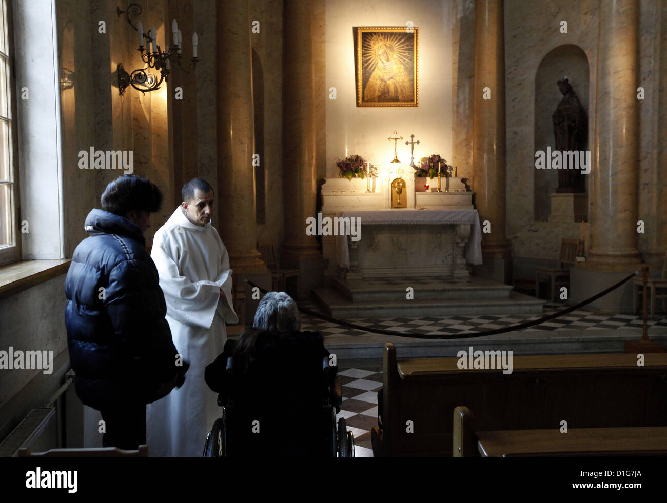 20 dicembre 2012 - San Pietroburgo, Russia - Dicembre 01, 2012 - San Pietroburgo, Russia - La Chiesa di Santa Caterina di Alessandria chiesa cattolica romana. Un press-tour per il secolare e basati sulla fede dei giornalisti, dedicata alla national-tradizioni religiose e delle peculiarità della celebrazione del Natale di Cristo. (Credito Immagine: © Andrey Pronin/ZUMAPRESS.com) Foto Stock