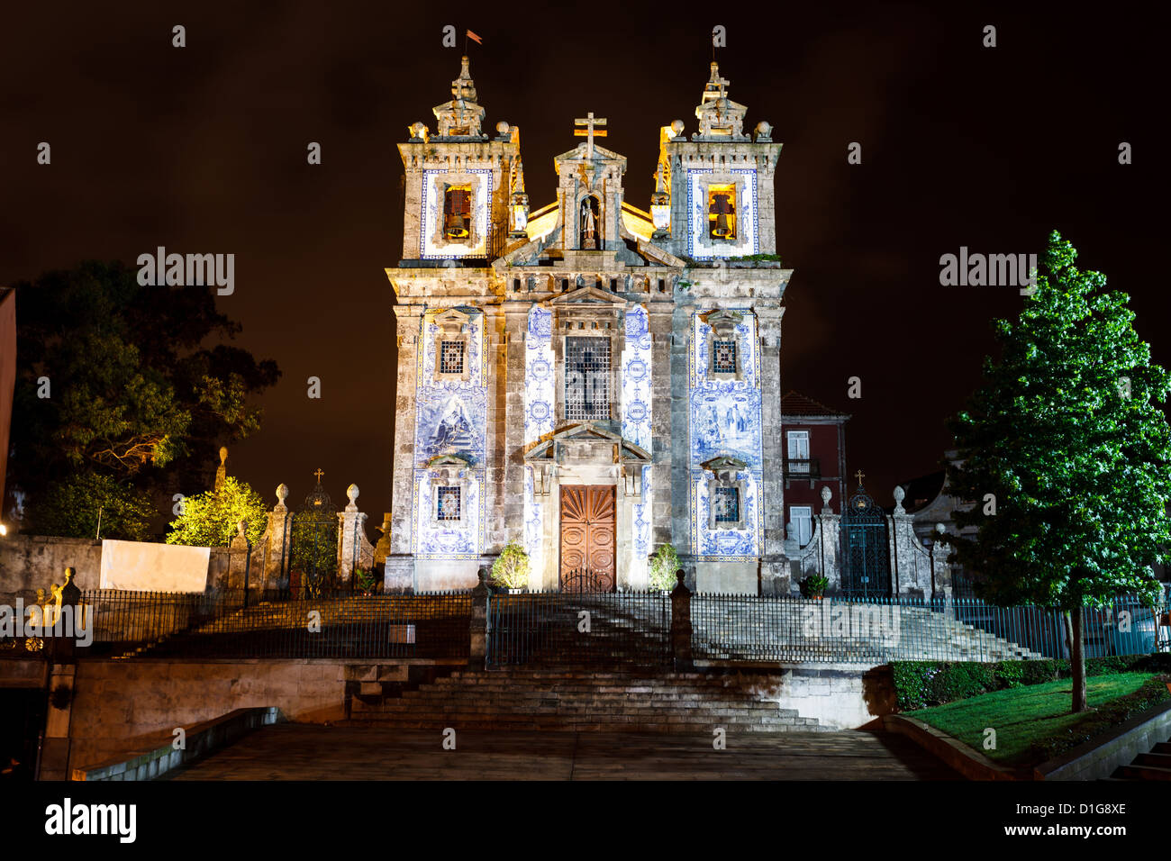 Di notte, facciata illuminata della cattedrale di Porto Portugal se Foto Stock