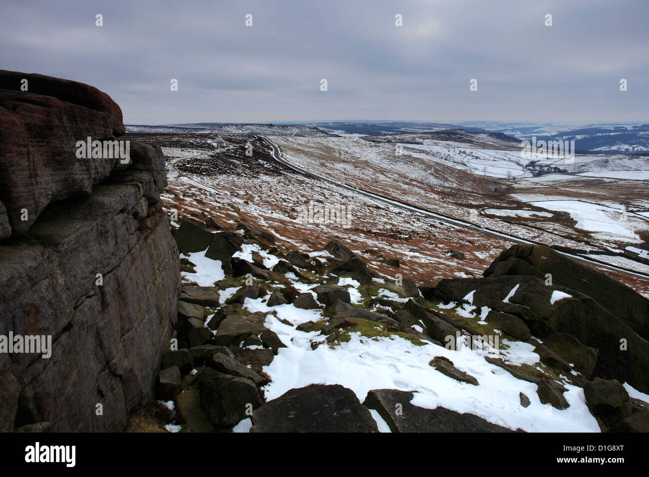 In inverno la neve sul bordo Stanage, Parco Nazionale di Peak District, Derbyshire County, England, Regno Unito Foto Stock