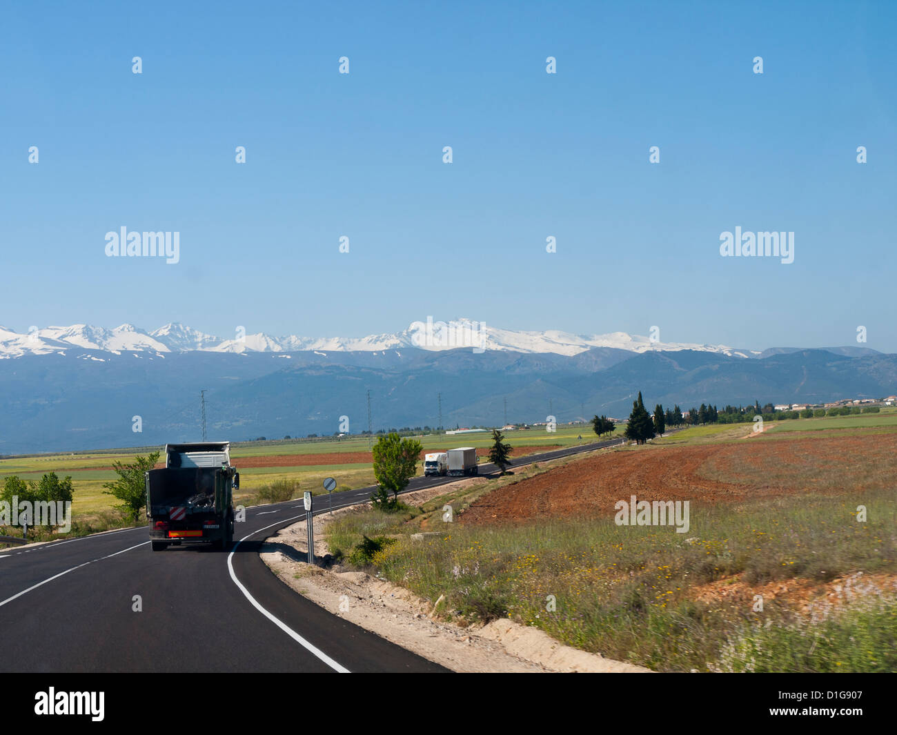 Sulla strada in Andalusia Spagna, pianure con innevate della Sierra Nevada Foto Stock Sulla strada in Andalusia Spagna, pianure con innevate della Sierra Nevada Foto Stock
