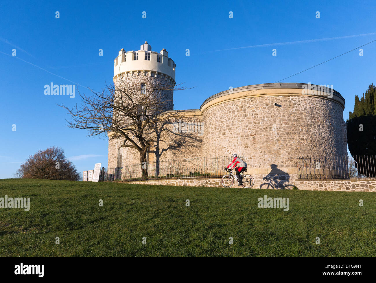 Ciclista passando dall'Osservatorio di Clifton a Bristol, Inghilterra, Regno Unito Foto Stock