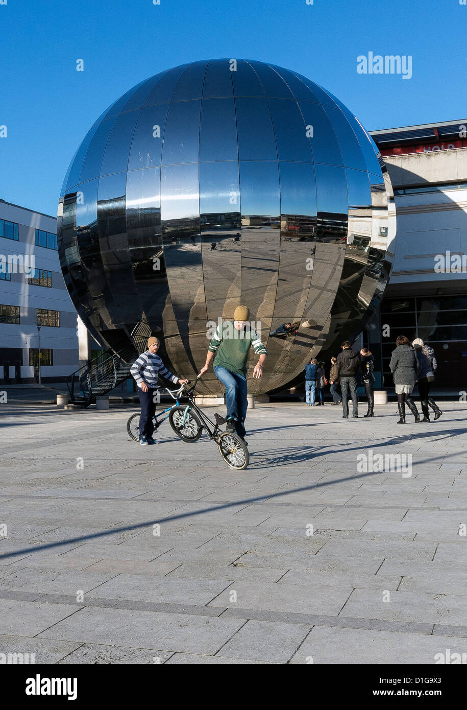 I piloti di BMX in mostra le loro acrobazie in Millennium Square a Bristol, Inghilterra, Regno Unito Foto Stock