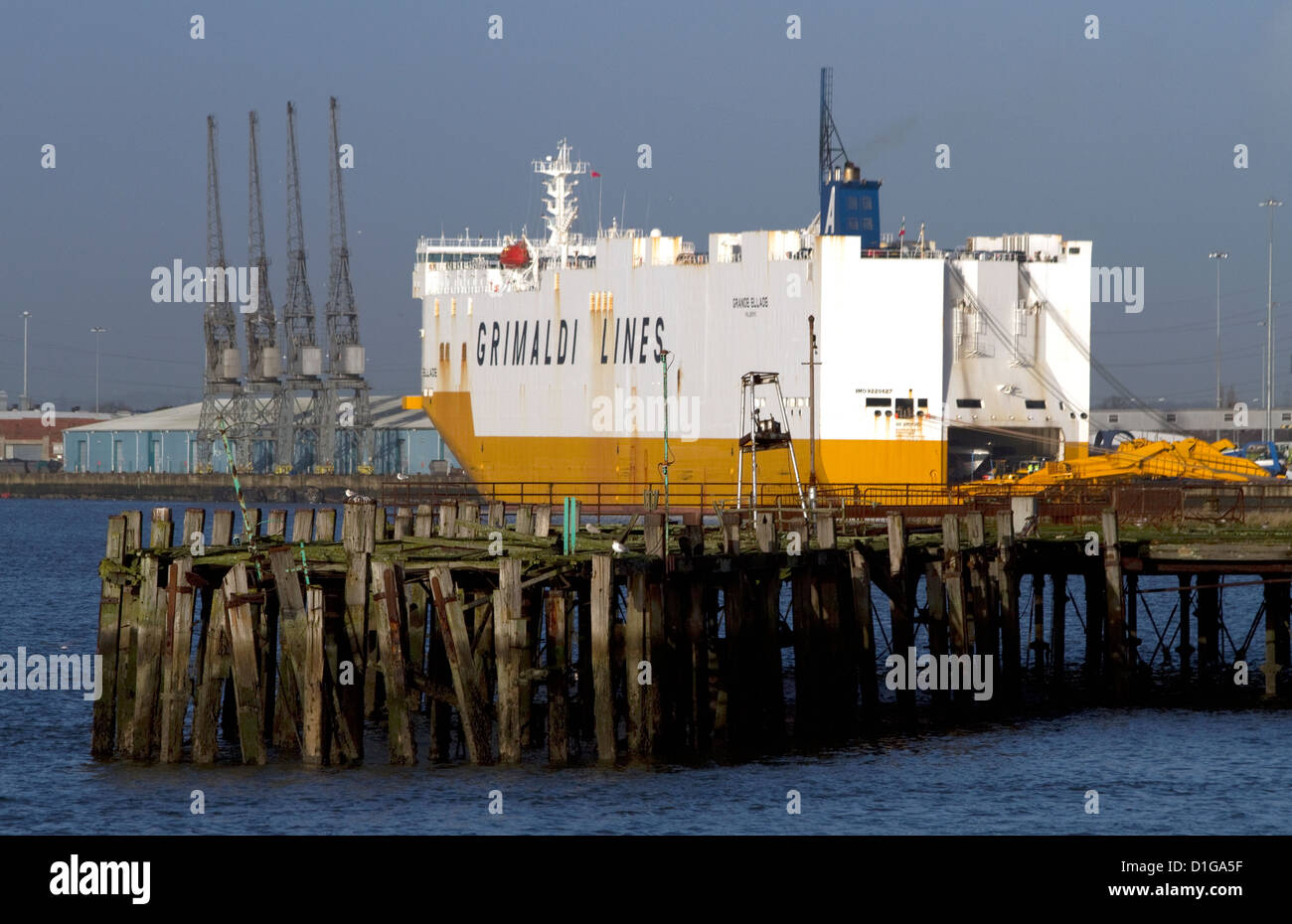 Guardando oltre verso Southampton Docks dal molo. Foto Stock