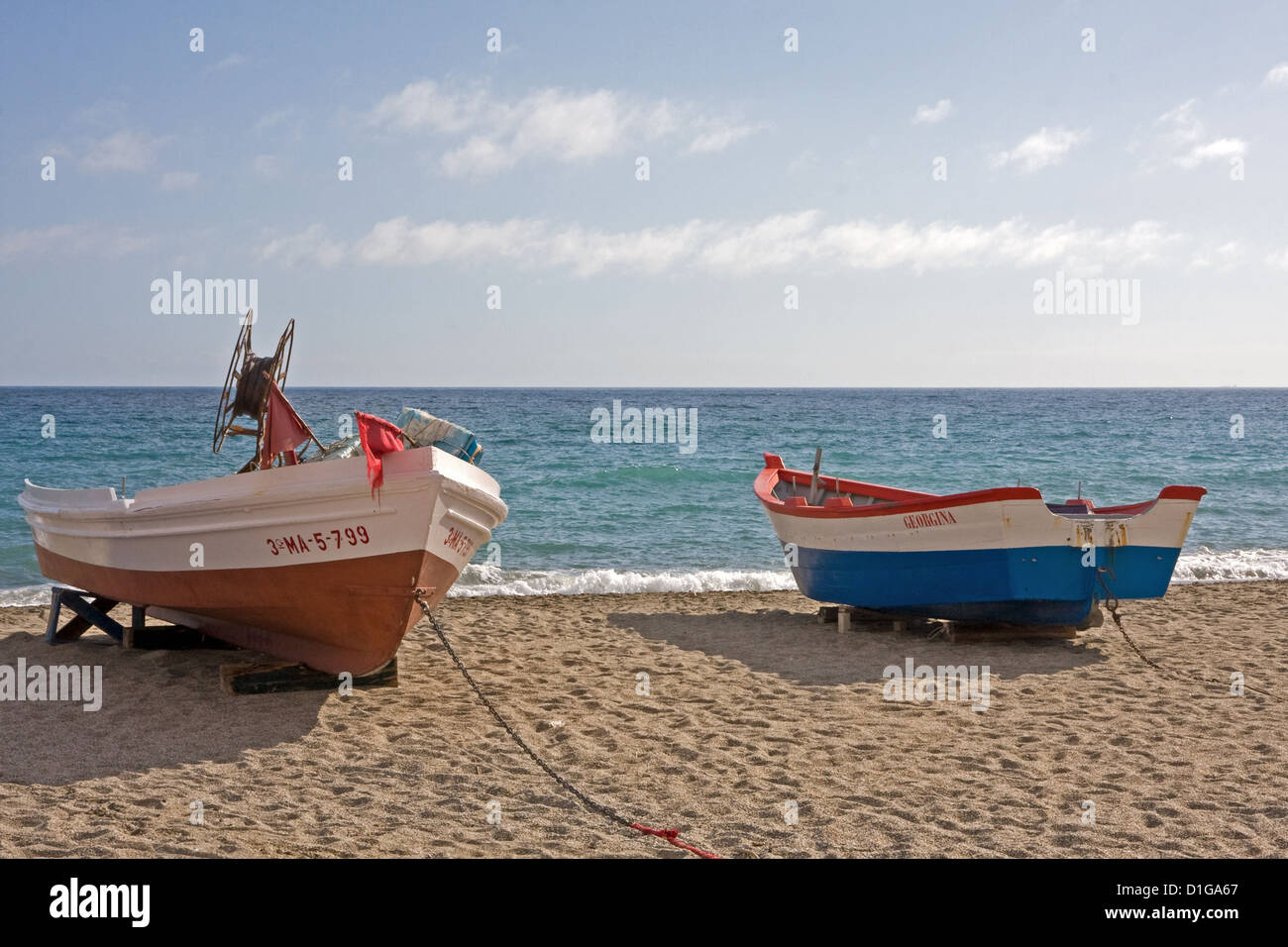 Colorfull barche da pesca su Playa de Burriana, Nerja, Spagna Foto Stock