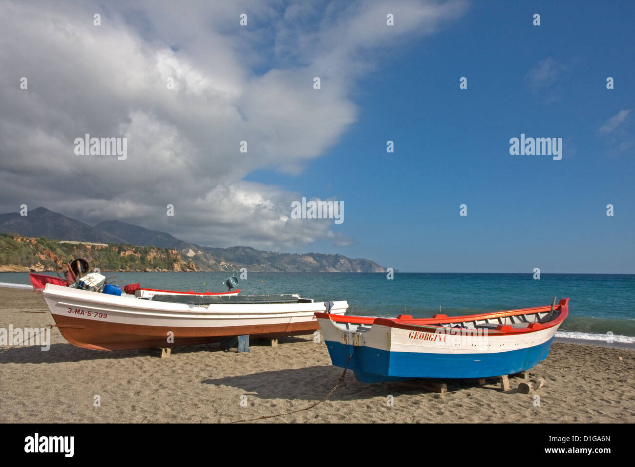 Colorfull barche da pesca su Playa de Burriana, Nerja, Spagna Foto Stock