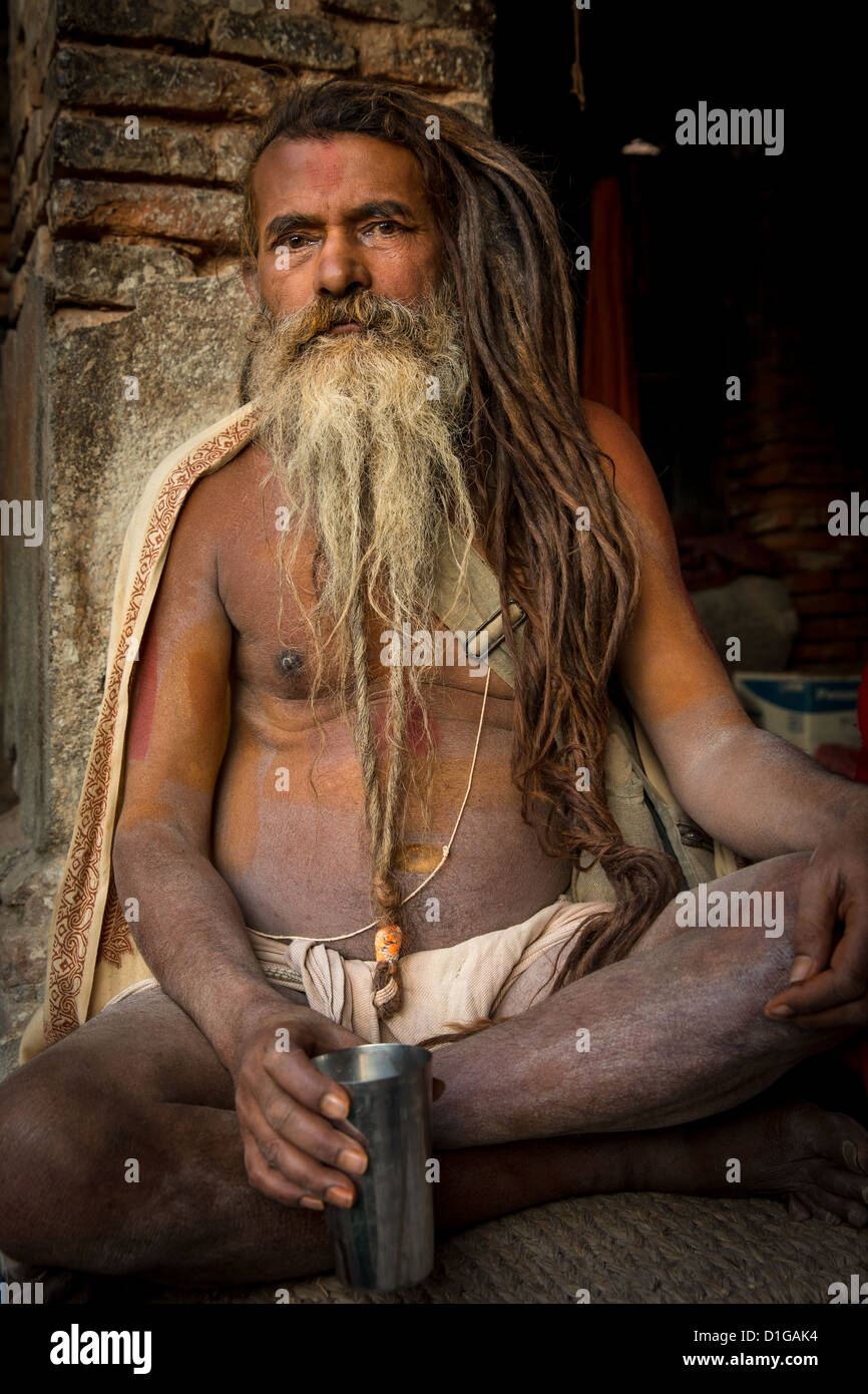 Un Sadhu, santo uomo, tempio di Pashupatinath, Kathmandu, Nepal Foto Stock