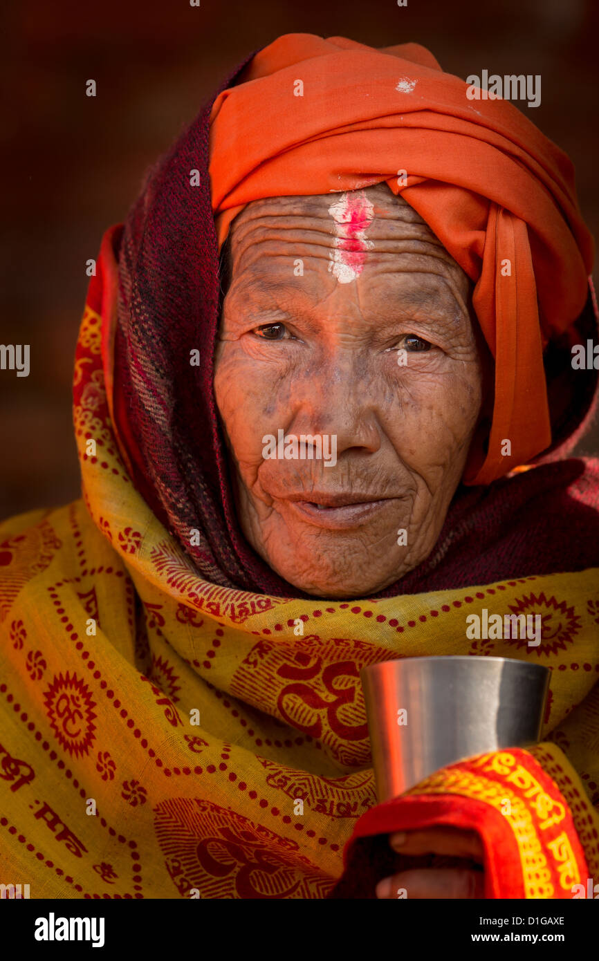 Una femmina di Sadhu, santa donna, Tempio di Pashupatinath, Kathmandu, Nepal Foto Stock