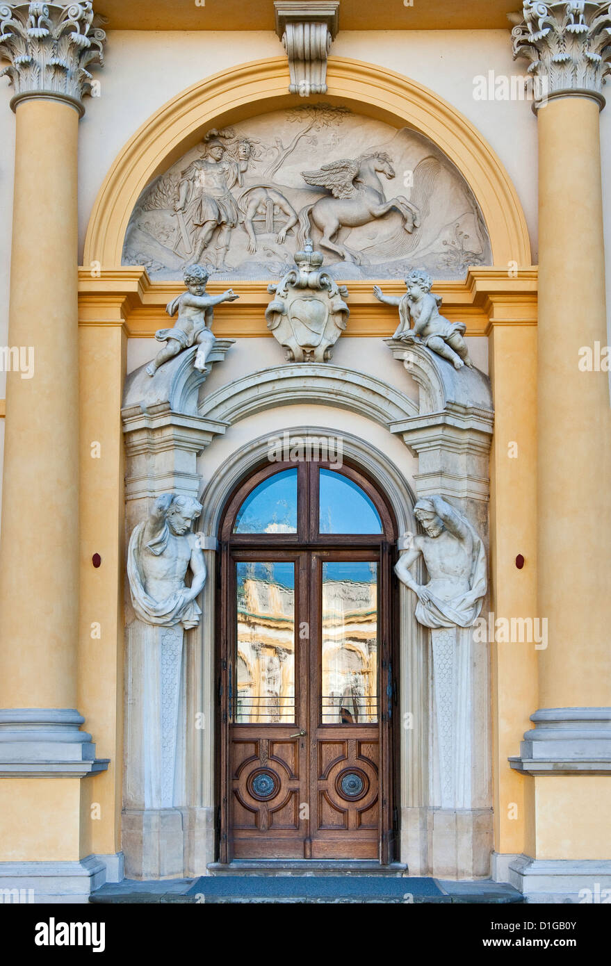 Bassorilievi, sculture e lesene ad ingresso a ala sud a Wilanów Palace a Varsavia, Polonia Foto Stock